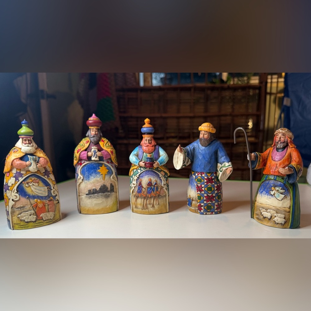 Jim Shore Heartwood Creek collection.
 3 Wisemen,A shepherd & Joseph 
 Stunning